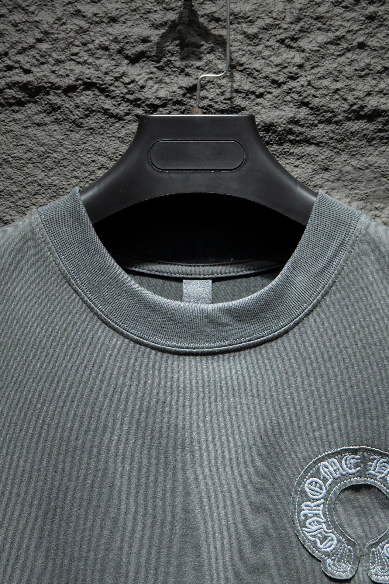 P190 🆕Chrome Hearts os version is really charming and Chrome Hearts is really a must-have. Each season's new version is made to the extreme. It is very practical and can be worn casually. Nice✔️ - ⚠️100% cotton. Made of 32-count double yarn, 260-gram weight fabric and imported knitted carded cotton. The thickness is moderate, drapey and contoured, and the upper body is comfortable! ! It is very tolerant to fat body types and can instantly lose five pounds after wearing it!  Front panel #Back panel Simple elements# Artistic arrangement of English letters. Imported Tajima high-density heavy-duty embroidery technology. The fonts are three-dimensional and full. The letters are embroidered by imported machines after adjusting according to the original details. The thickness is moderate. The hardware is imported hardware accessories. Handmade elements are added to the body, which greatly increases the interest of the clothing; unique visual effects. After special fraying effect treatment, a unique distressed effect is formed. An irregular hem is added to the version. This year, Crow Heart is focusing on the version. In the past two years, the oversize version has become the focus of the trend. It has also been a popular staple in the past two years. The change of designers has made this brand an instant hit. The progressive fashion of the times also needs the blood impact of fresh elements and trendy designs in order to continue its glory! It’s stylish both inside and outside, a must-have for high street travel! An absolute "eye-catching style" that can match couples 💏 Color: washed black, premium gray and white Size: S M L XL